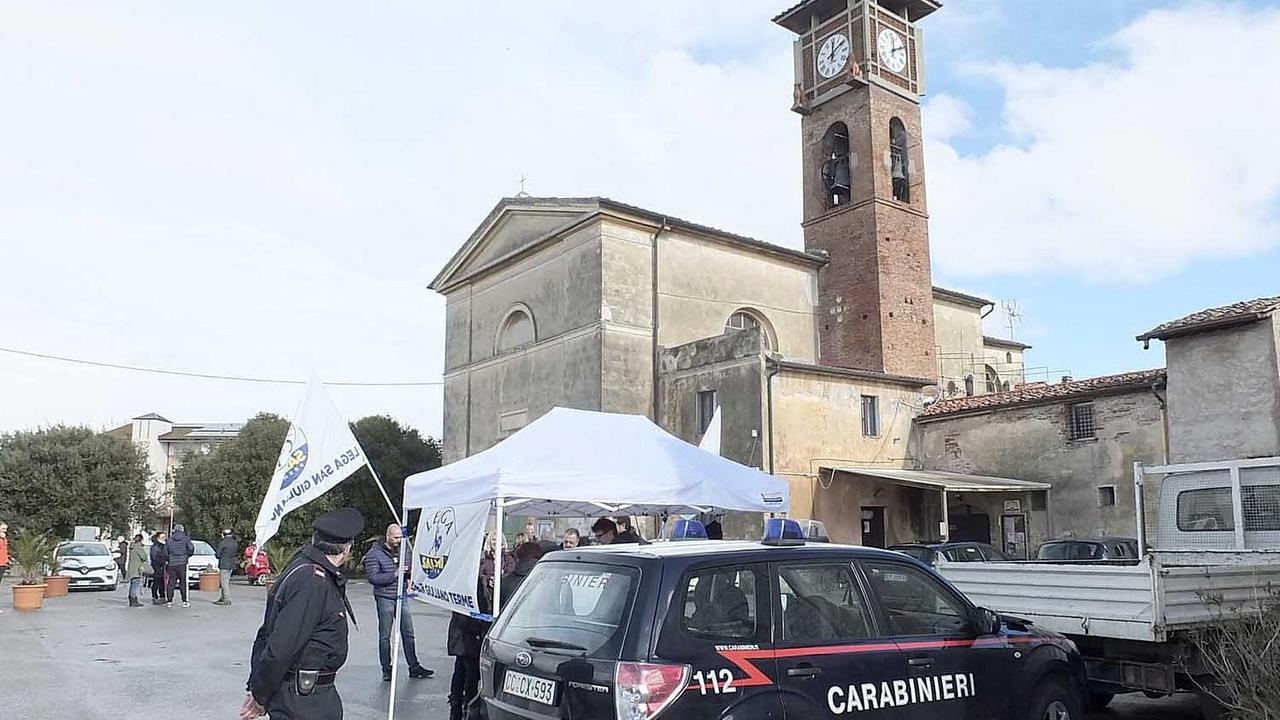 Il banchetto della Lega vicino alla chiesa ad Arena Metato (San Giuliano)