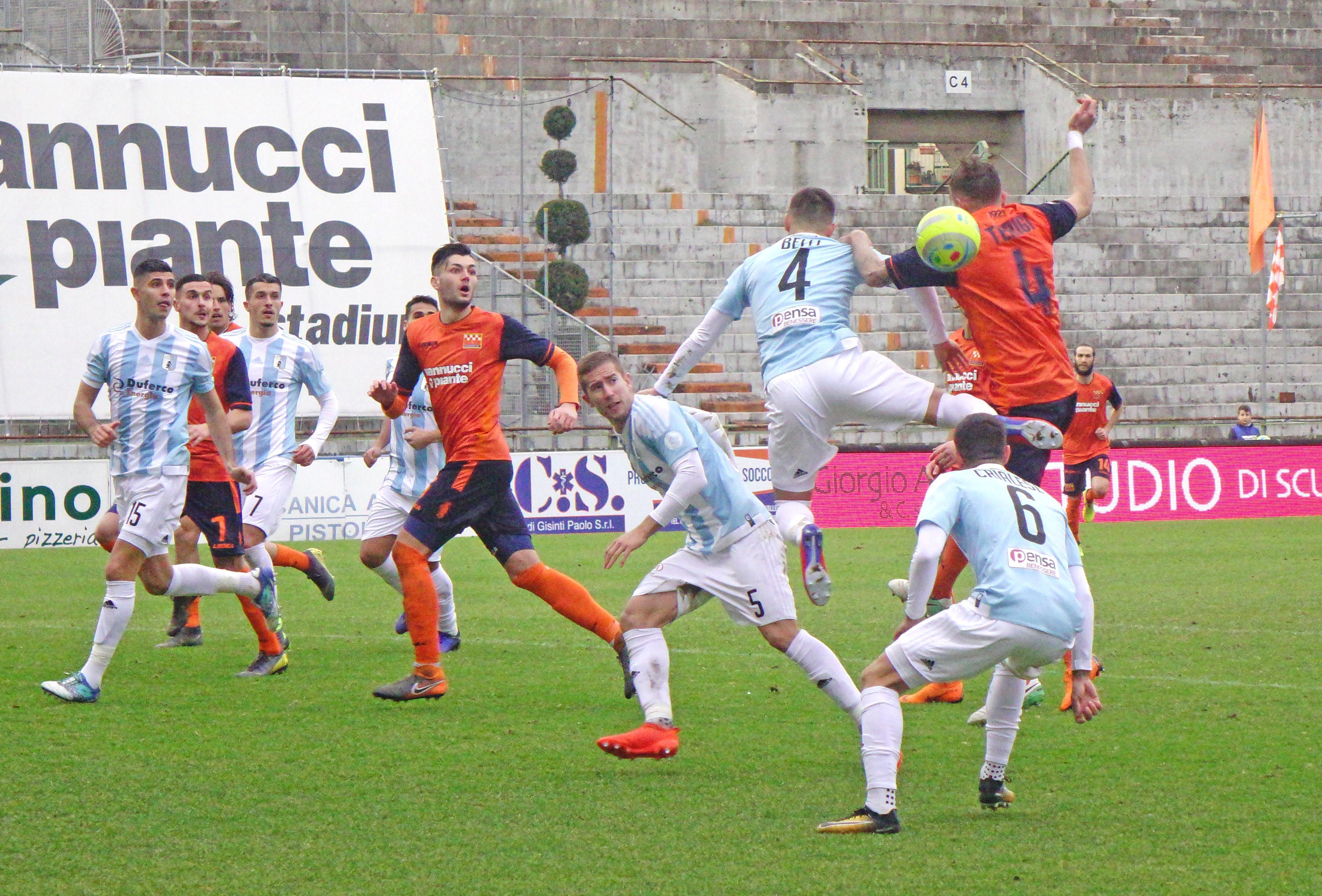 Un'azine di gioco durante il match Pistoeise-Virtus Entella 0-2 (Foto Gori)
