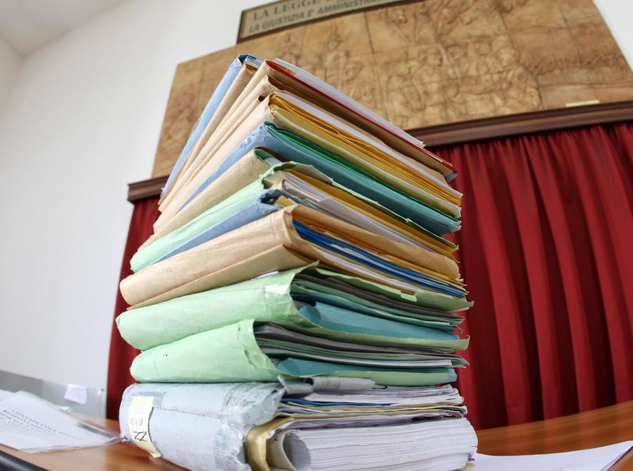 Alcuni fascicoli del tribunale (foto d'archivio)