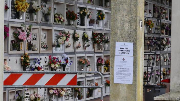 Una delle aree off-limits nel cimitero di Certaldo