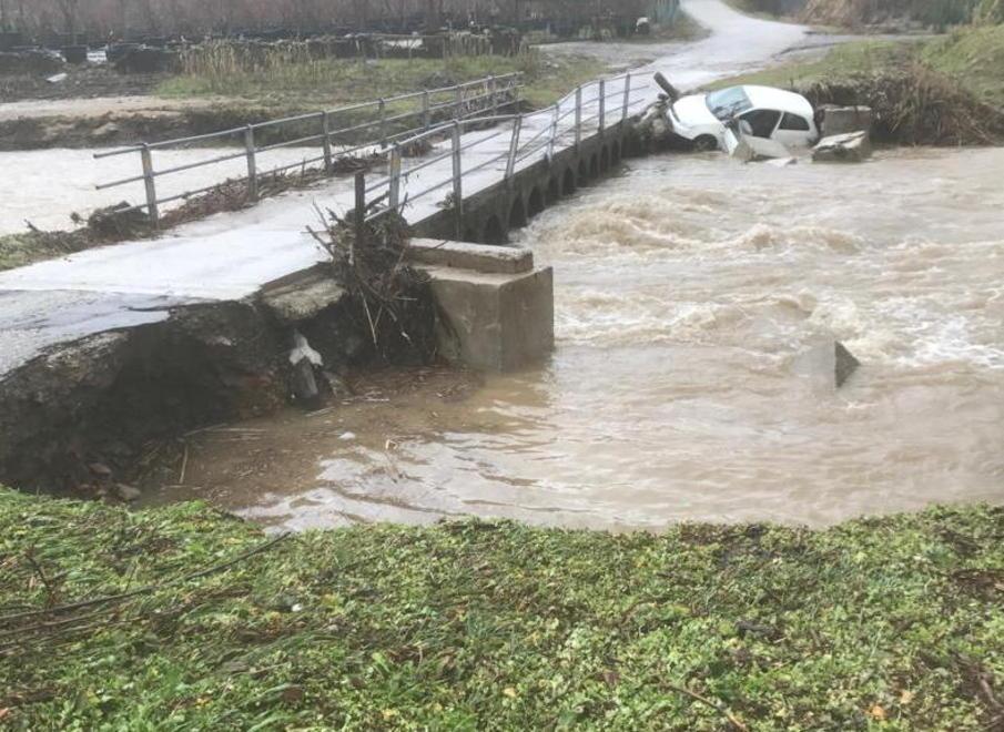 La piena del Vincio travolge l’auto nella notte: le ragazze a bordo riescono a salvarsi - Video