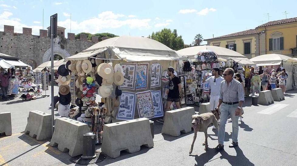 In piazza Duomo a giorni alterni: città divisa sulle bancarelle 