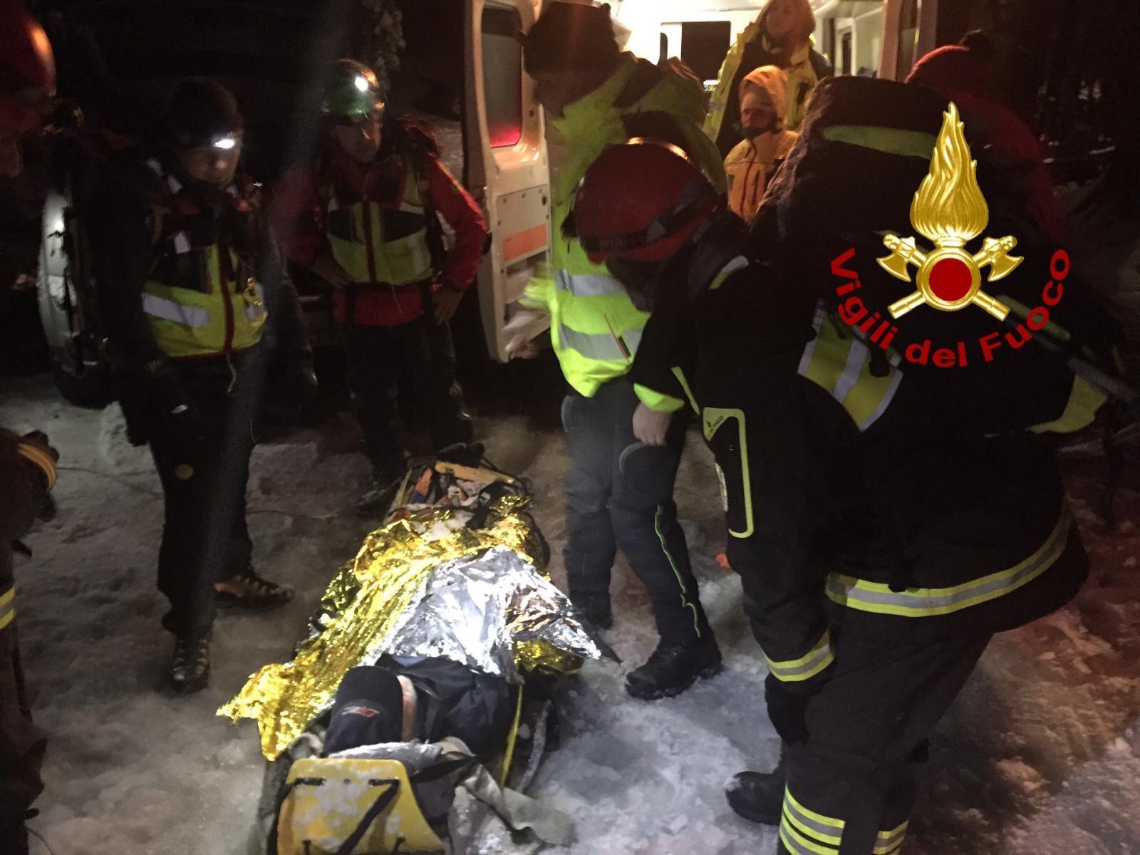 L'escursionista colto da malore sta per essere caricato sull'ambulanza