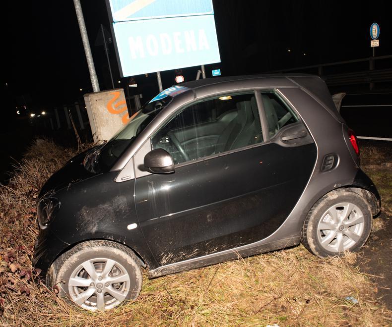 Soccorsi mobilitati per una minicar finita fuori strada 