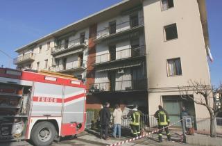 L’incendio ha distrutto due garage e un appartamento in via De Gasperi L’intervento dei vigili tra spegnimento e rilievi è durato quattro ore