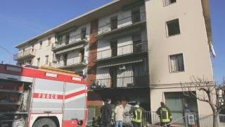 L’incendio ha distrutto due garage e un appartamento in via De Gasperi L’intervento dei vigili tra spegnimento e rilievi è durato quattro ore