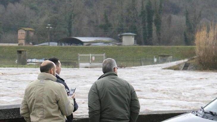 Il Serchio fa spavento ma la piena passa senza fare danni alle case