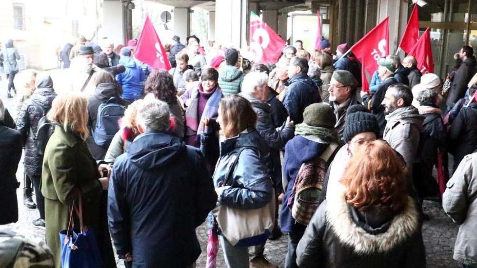 In 150 scendono in piazza per la “Massa che resiste” contro la guerra agli ultimi