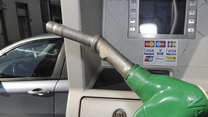 Pompe di carburante chiuse, mercoledì scatta la “serrata”