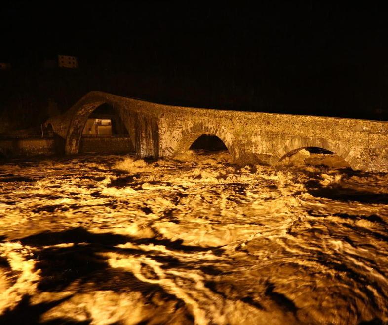 Il Serchio straripa al Ponte del Diavolo, statale del Brennero chiusa per ore 