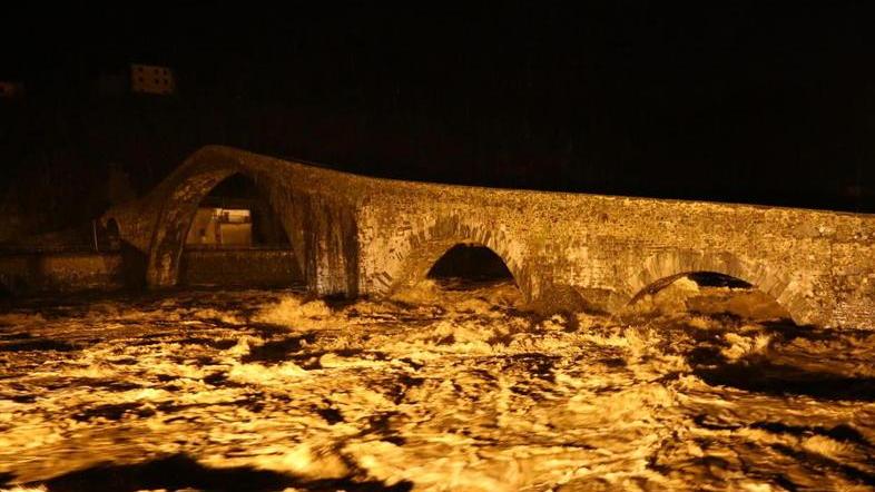 Il Serchio straripa al Ponte del Diavolo, statale del Brennero chiusa per ore