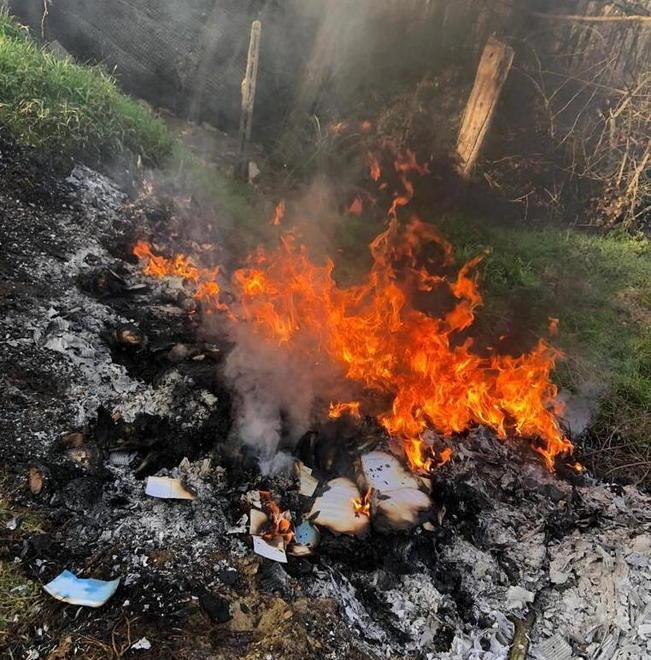 Brucia rifiuti tessili ma viene scoperto e denunciato dai vigili