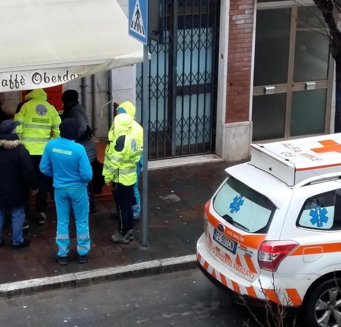 Lo soccorre e lui lo aggredisce: paura al bar 