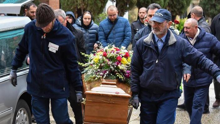La comunità moldava saluta il clochard ucciso nel garage