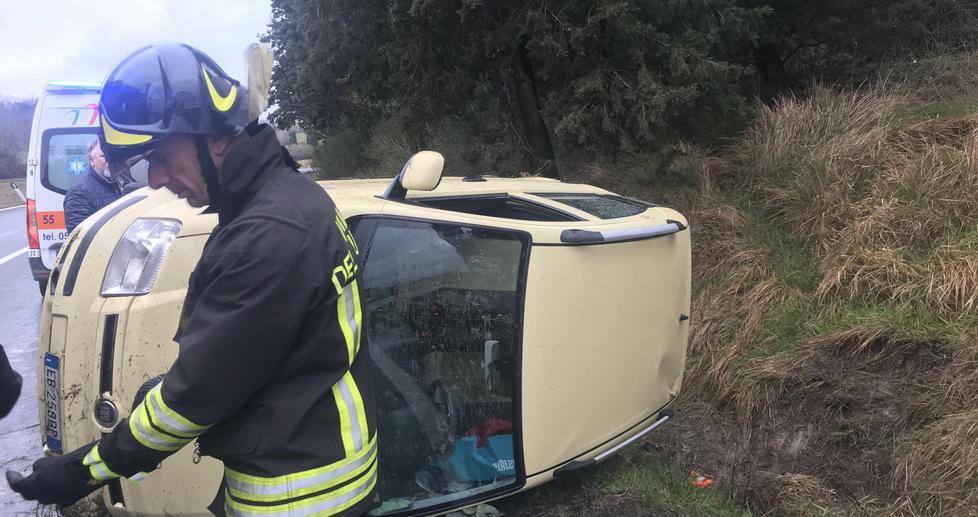 Donna si ribalta con l’auto