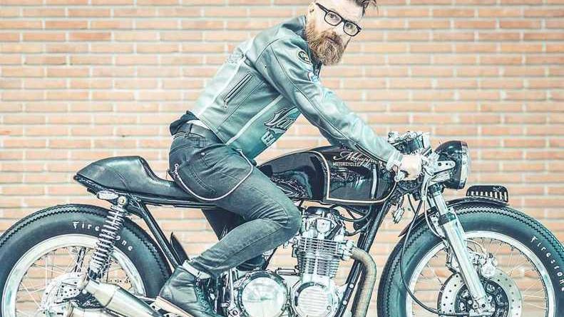 Così Michele realizza nel suo garage esemplari unici di motociclette vintage