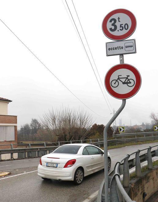 In vigore sul cavalcavia lo stop ai mezzi pesanti