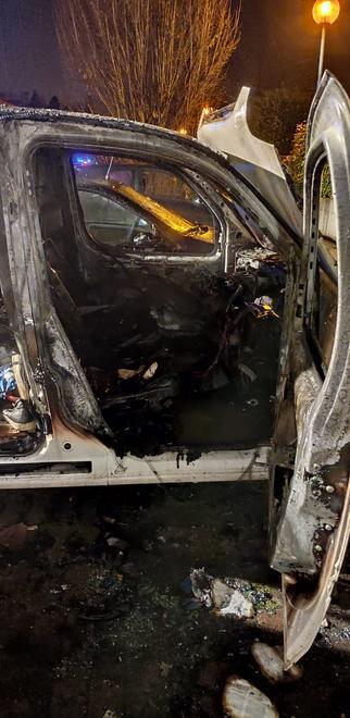 Notte di terrore in via Vanvitelli Distrutti 3 veicoli in un rogo doloso 