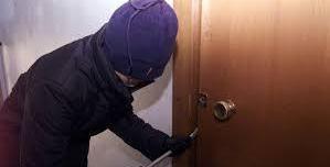 Svaligiano una casa e fuggono mentre i proprietari rientrano 