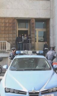 Ad effettuare gli arresti gli agenti del commissariato di polizia di Portoferraio