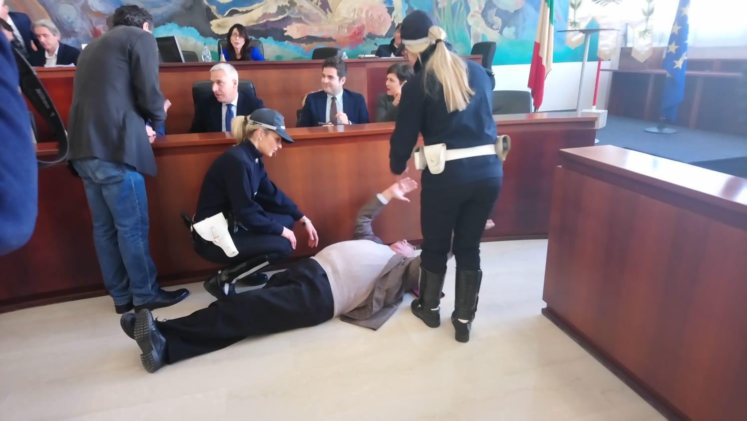 L'intervento dei vigili con il consigliere De Stefano a terra
