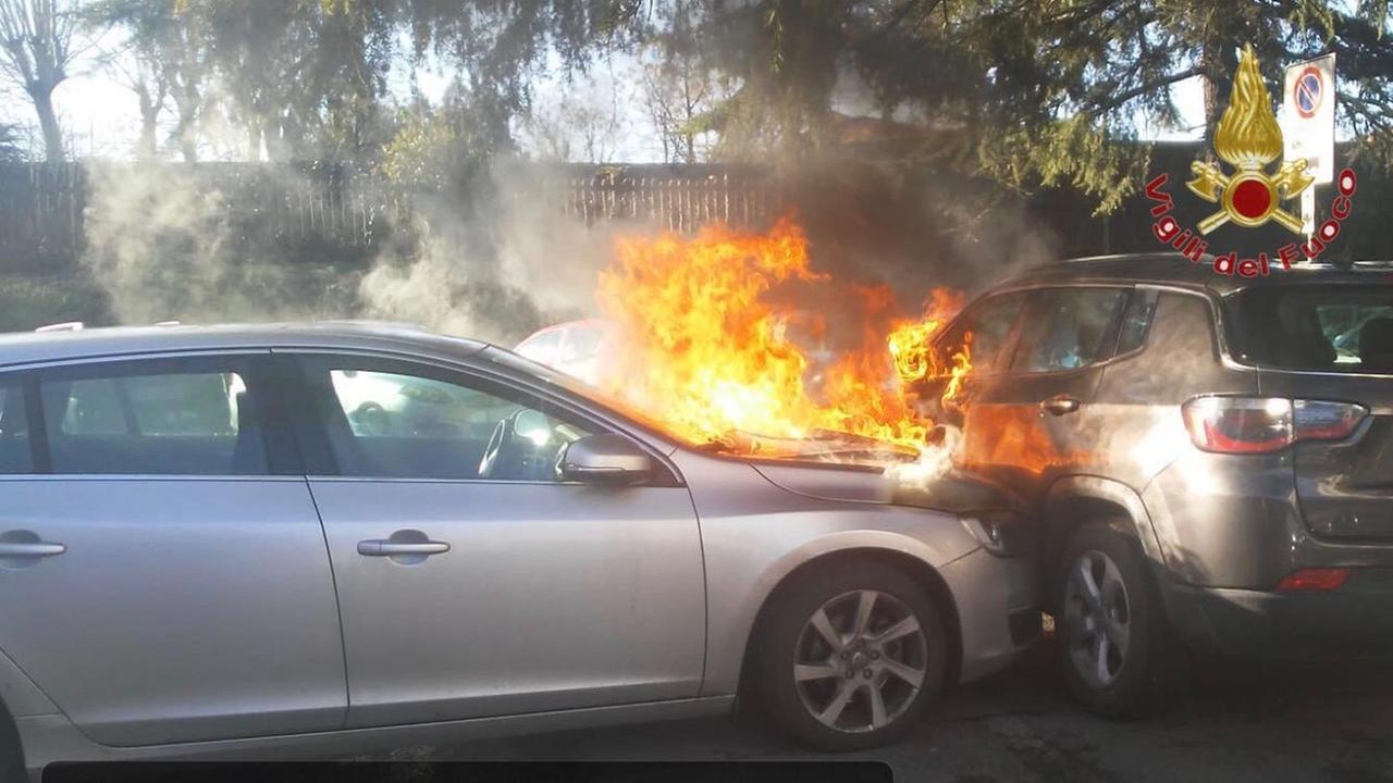 Quattro auto a fuoco in via XXI Aprile - Video