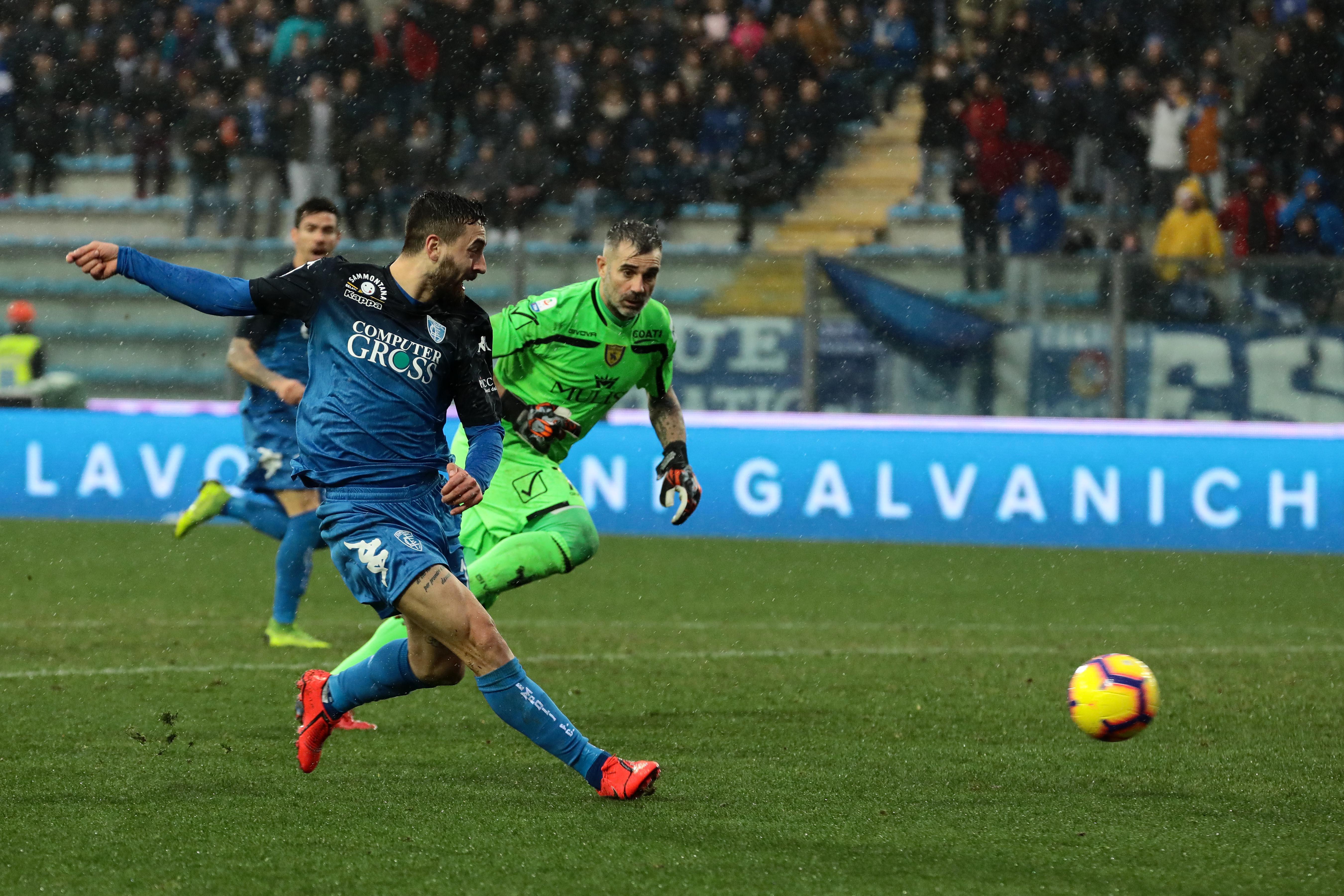 Il secondo gol di Caputo contro il Chievo (foto agenzia Carlo Sestini)