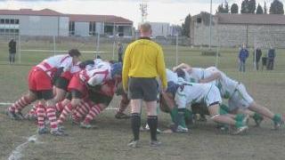 Una mischia, un lancio di Morelli (a destra) e la squadra (sotto)
