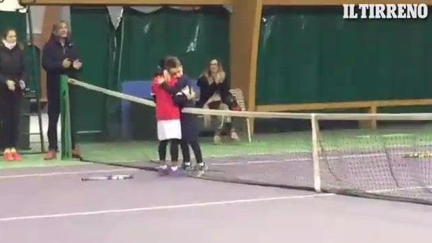 Tennis, il piccolo giocatore perde: l'abbraccio con l'amico-avversario è bellissimo