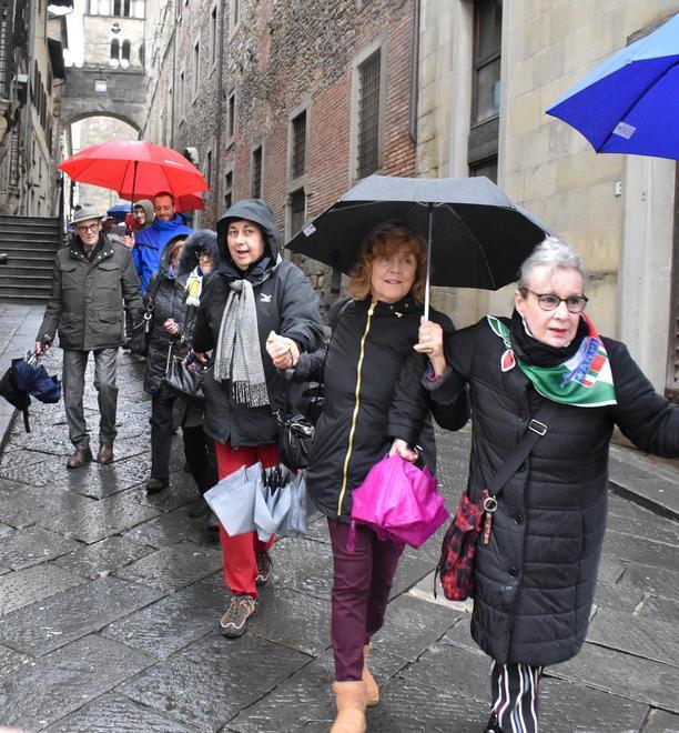 “Pistoia che resiste” circonda il Comune e piazza del Duomo 