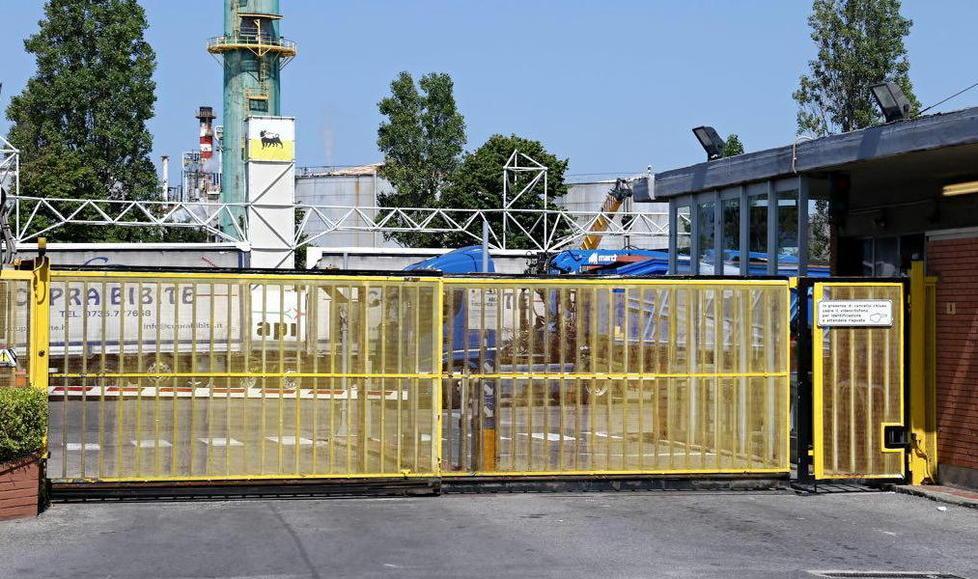 Furti di carburante alla raffineria Eni, dopo 7 anni condannati diciotto autisti - I nomi