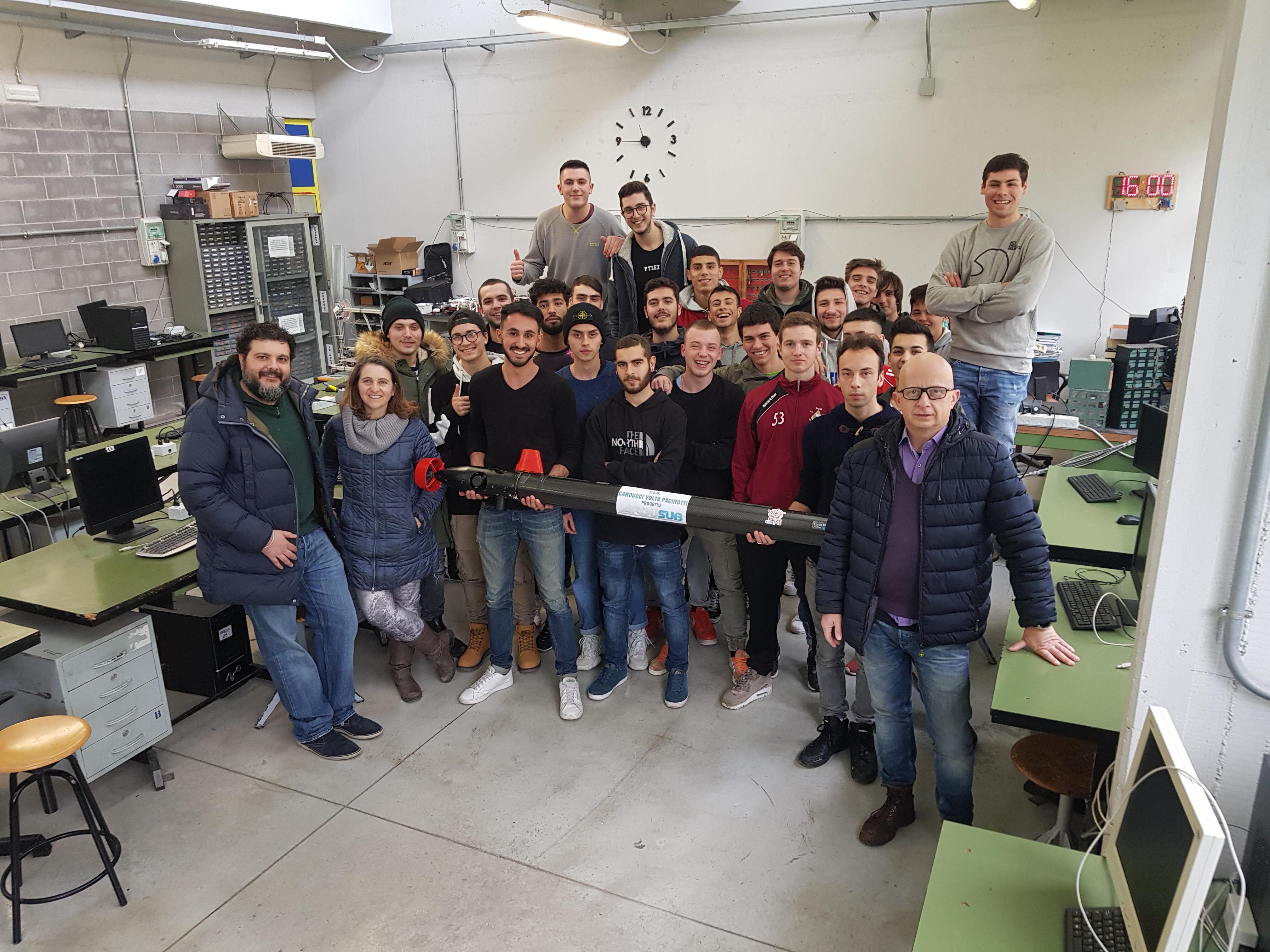 Nella foto grande tutti gli studenti di quarta e quinta B coinvolti coi docenti Luca Tinacci, Erika Renzetti e Michele Collavitti