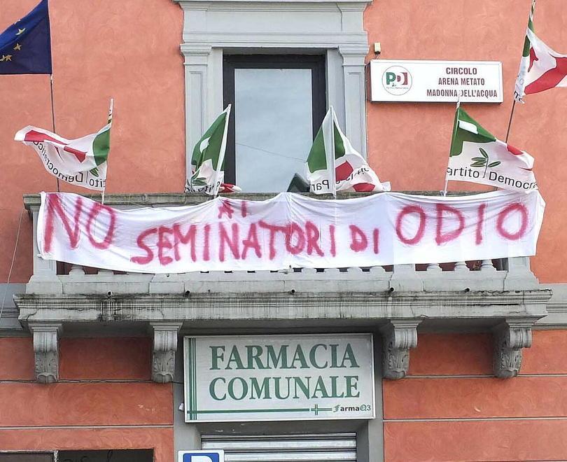 Urla e “Bella Ciao” sotto la sede del Pd e la chiesa accoglie il gazebo della Lega 