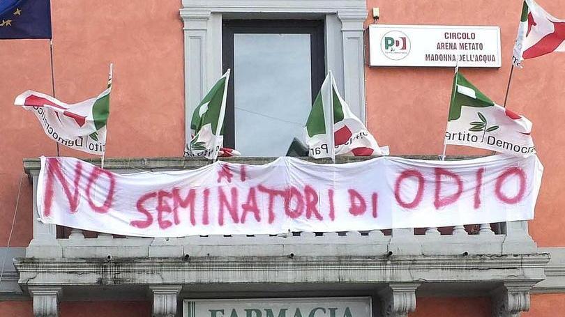 Urla e “Bella Ciao” sotto la sede del Pd e la chiesa accoglie il gazebo della Lega