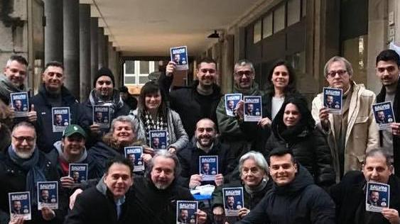 Lancio di uova al banchetto, la polizia ferma due giovani