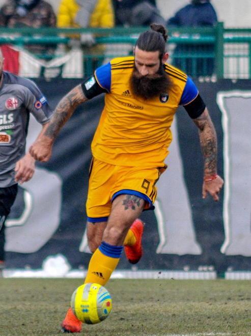 Un ottimo primo tempo, poi il calo e... l’arbitro: 1-1