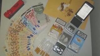 Il materiale sequestrato e le sigarette alla cocaina