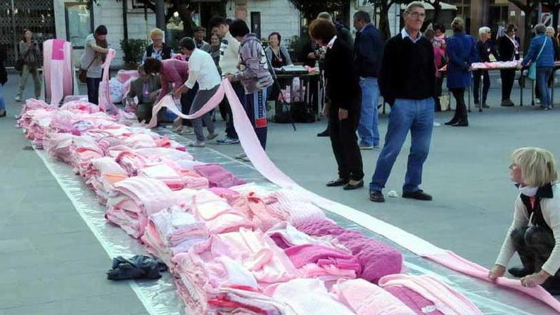 Diventa un monumento la grande Sciarpa rosa per combattere il cancro