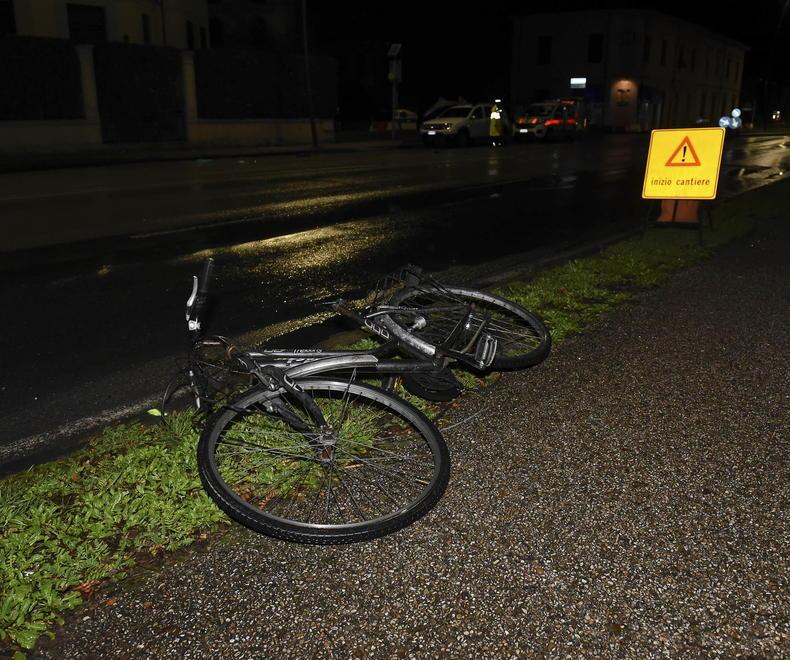 Donna in bicicletta investita in viale Carducci: gravissima 