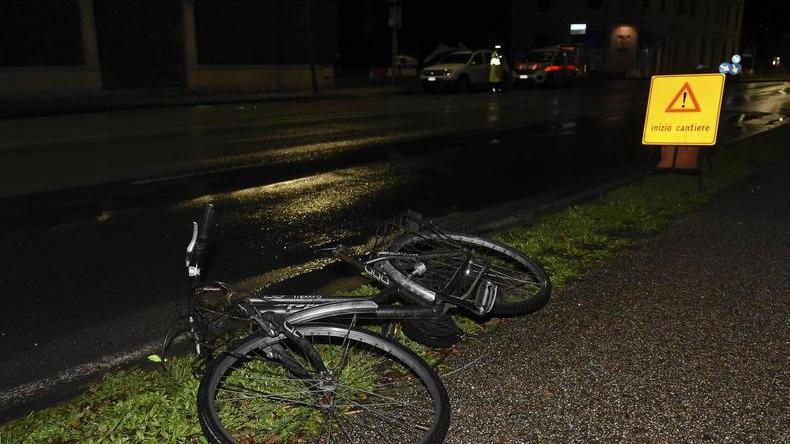 Donna in bicicletta investita in viale Carducci: gravissima