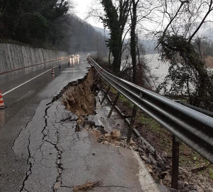 Brennero ancora ko Frana la carreggiata, la strada resta chiusa