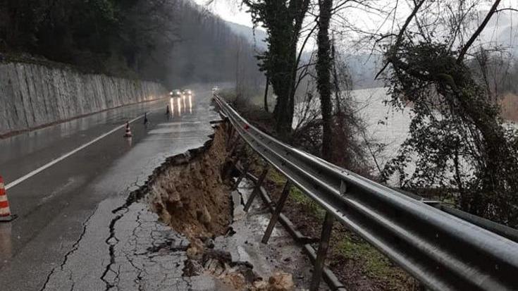 Brennero ancora ko Frana la carreggiata, la strada resta chiusa