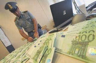Banconote di grossa taglia: gli strozzini chiedevano interessi fino al 220%