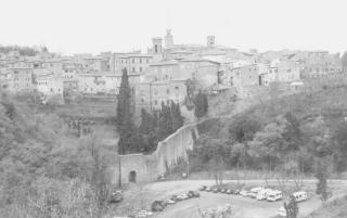<strong>LA CITTA’</strong>. Una panoramica di Volterra, soggetto caro all’artista degli scatti