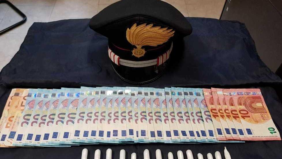 Si finge senzatetto ma i carabinieri scovano in casa cocaina e contanti