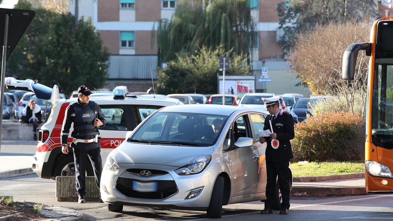 Un controllo della polizia municipale in piazza stazione