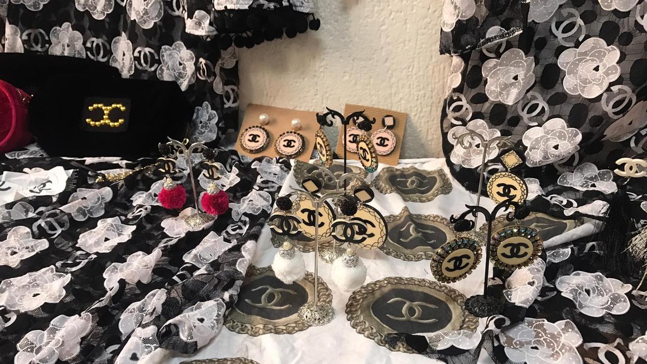 Alcuni dei capi e degli accessori contraffatti sequestrati dalla Guardia di finanza