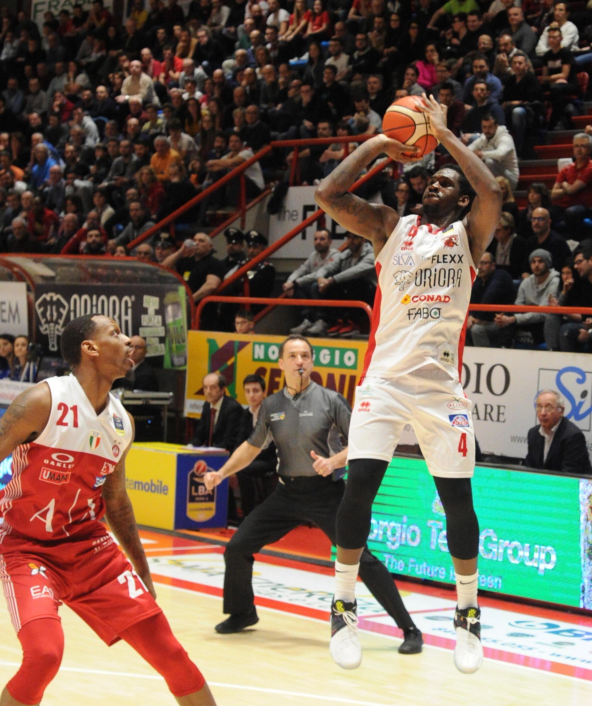 Nunnally col numero 21 osserva Peak al tiro (Foto Gori)