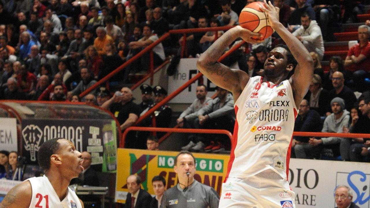 Nunnally col numero 21 osserva Peak al tiro (Foto Gori)
