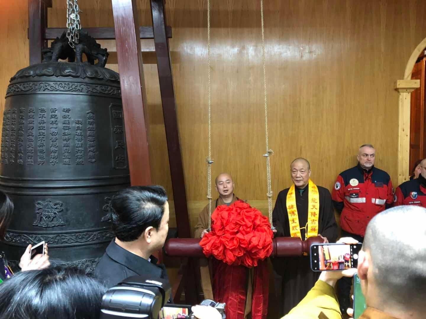 La cerimonia del rintocco della campana (foto Batavia)